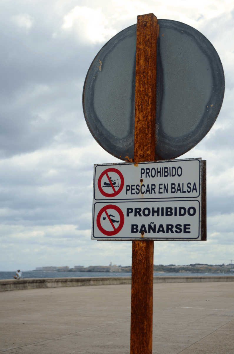 Sign with the rules of the malecon.